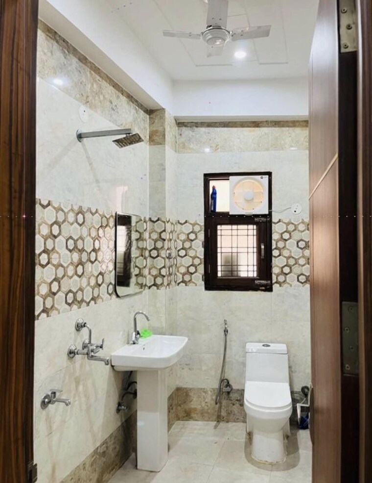 Bathroom, ramesh nagar 2 Bedroom 80 Sq.Yd. Builder Floor In Ramesh Nagar Delhi 10704445
