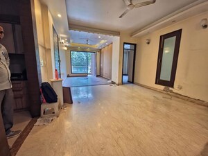 Room in 3 BHK Builder Floor at Sushant Lok I – for Rent