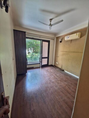 Room in 3 BHK Builder Floor at Sushant Lok I – for Rent