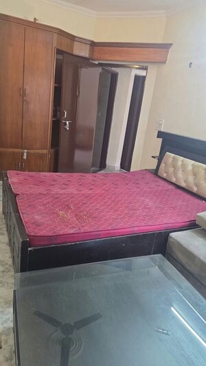 Room in 2 BHK Builder Floor at Dlf Phase iv – for Rent
