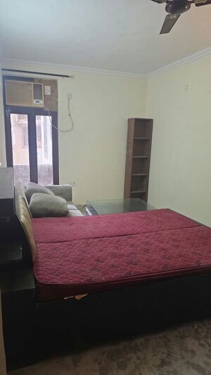 Bedroom in 2 BHK Builder Floor at Dlf Phase iv – for Rent