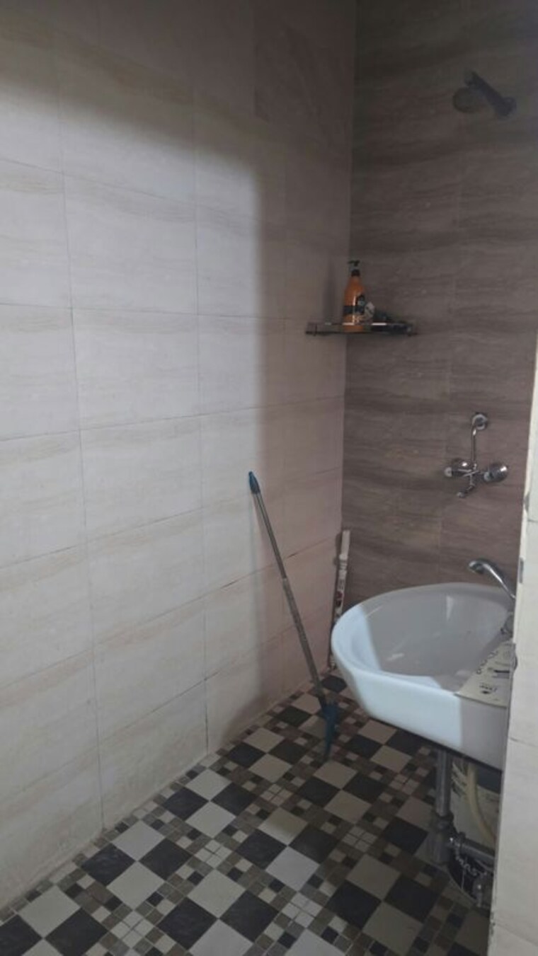 Bathroom, dlf phase iv 2 Bedroom 1350 Sq.Ft. Builder Floor In Dlf Phase iv Gurgaon 10704525