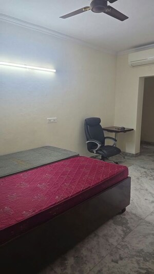Bedroom in 2 BHK Builder Floor at Dlf Phase iv – for Rent