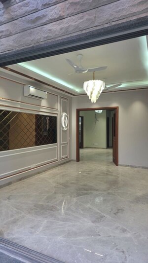 Room in 3 BHK Builder Floor at Safdarjung Enclave – for Rent