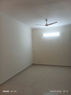 Room in 2 BHK Apartment at Signature Global Prime, Sector 63a – for Rent