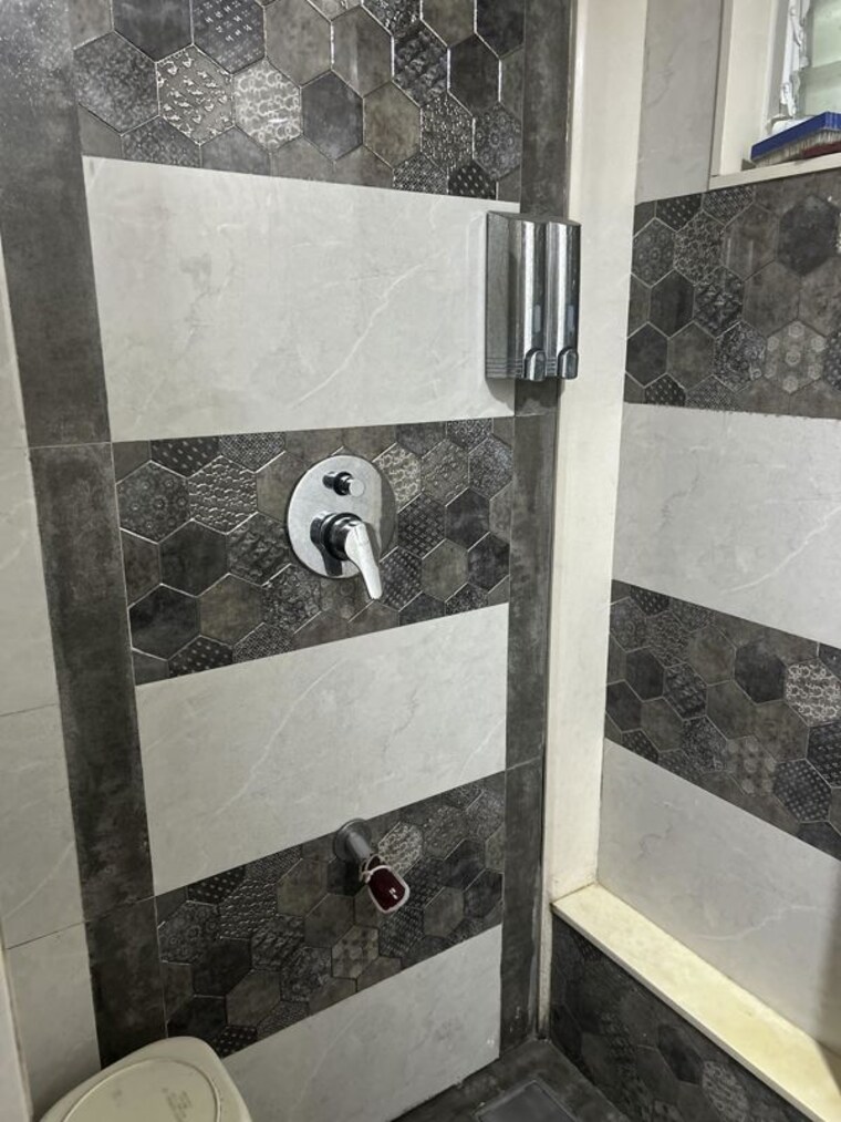 Bathroom, grant road 2 Bedroom 670 Sq.Ft. Apartment In Grant Road Mumbai 10704689