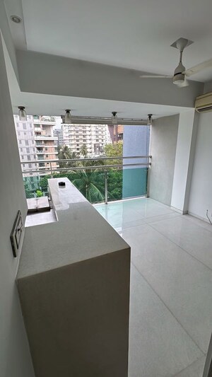Room in 2 BHK Apartment at Khar West – for Rent