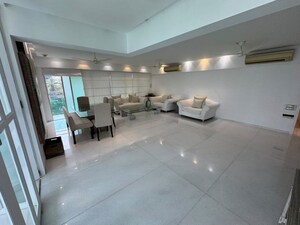 Room in 2 BHK Apartment at Khar West – for Rent