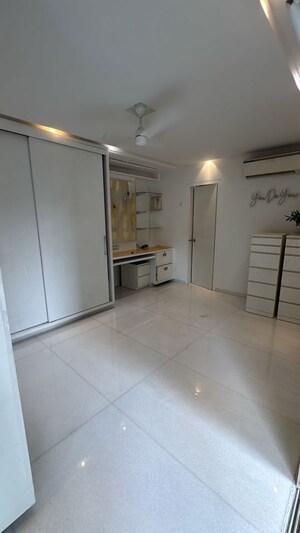Room in 2 BHK Apartment at Khar West – for Rent