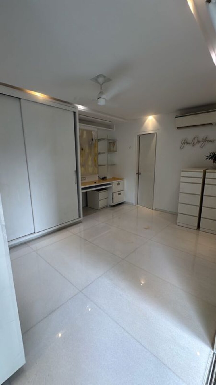 Room, khar west 2 Bedroom 1500 Sq.Ft. Apartment In Khar West Mumbai 10704715