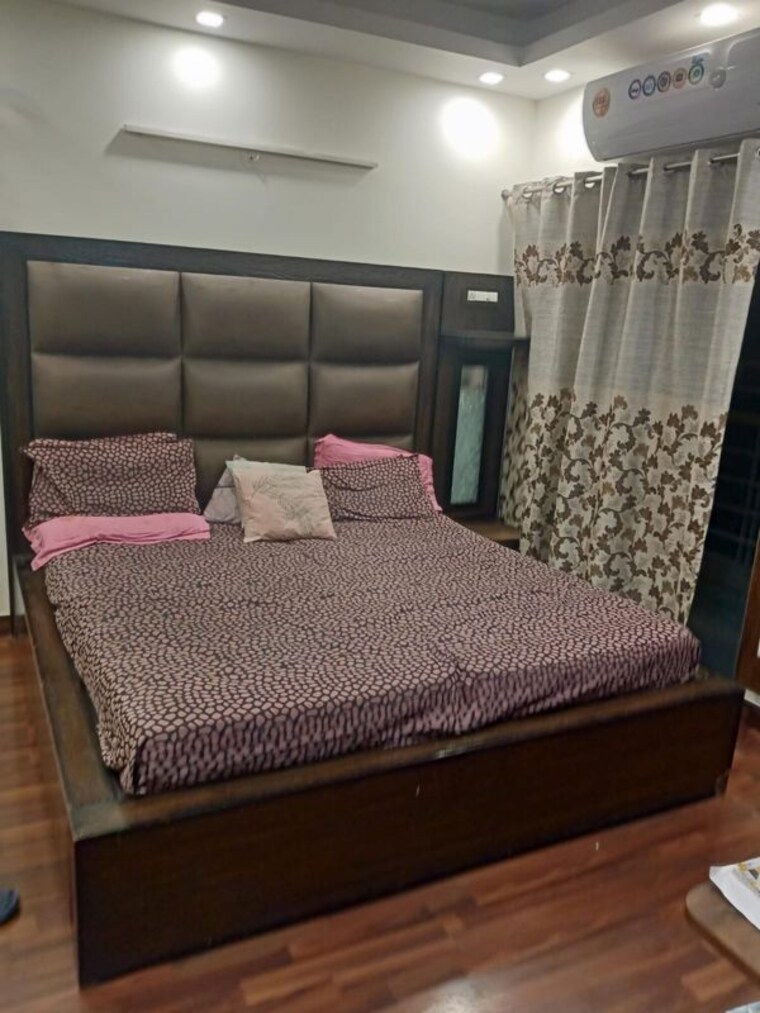 Bedroom, paras-tierea 3 Bedroom 1900 Sq.Ft. Apartment In Sector 137 Noida 10704731