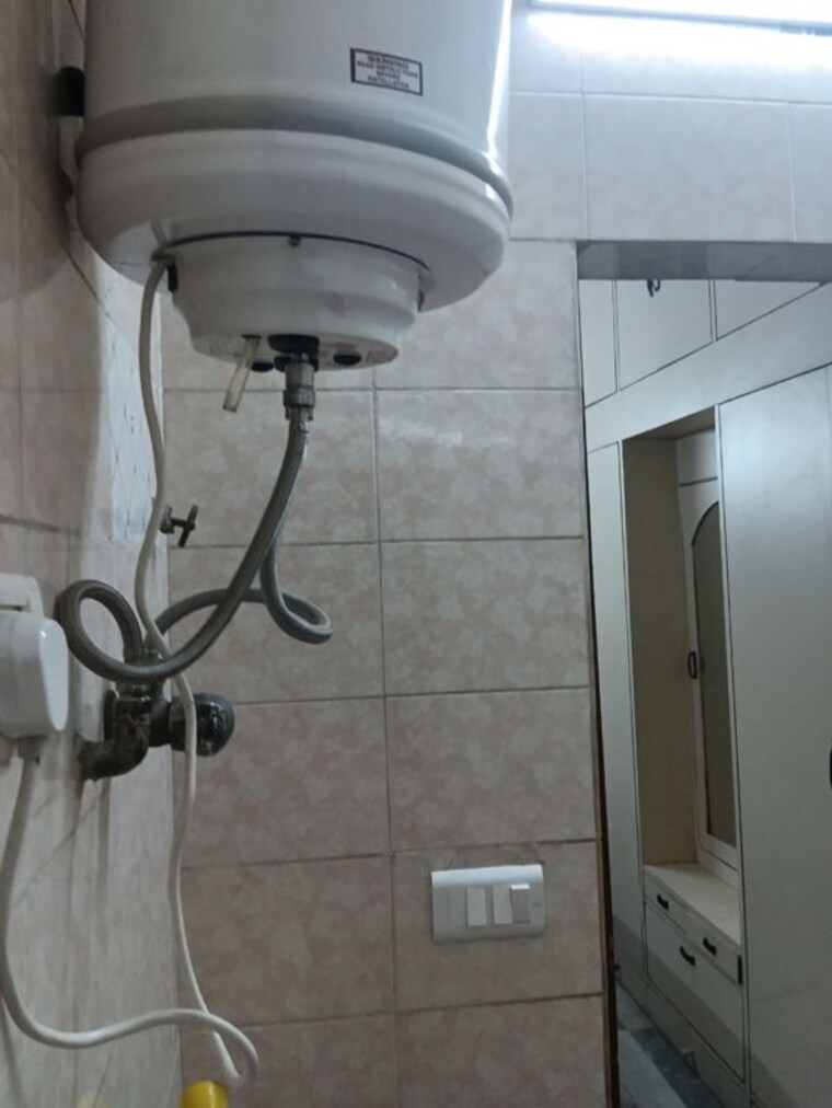 Bathroom, lajpat nagar i 2 Bedroom 900 Sq.Ft. Builder Floor In Lajpat Nagar I Delhi 10704736