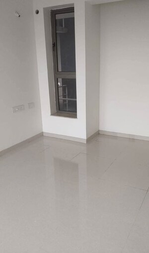 Room in 2 BHK Apartment at Kalpataru Paramount, Kapur Bawdi – for Rent