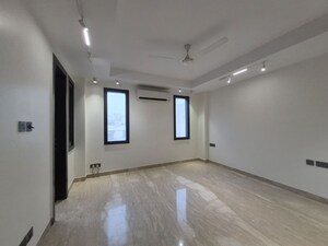 Room in 4 BHK Builder Floor at Safdarjung Enclave – for Rent