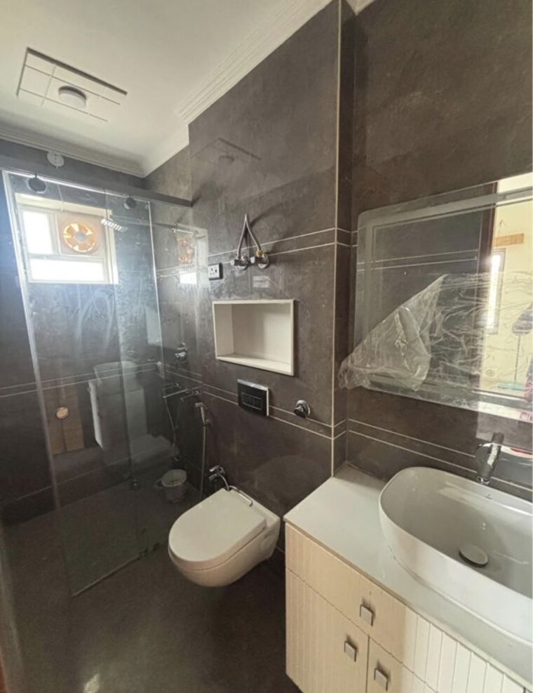 Bathroom, rajouri garden 3 Bedroom 160 Sq.Yd. Builder Floor In Rajouri Garden Delhi 10704826