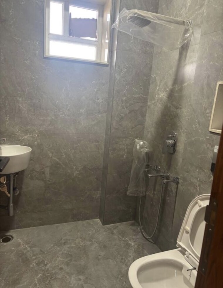 Bathroom, rajouri garden 3 Bedroom 160 Sq.Yd. Builder Floor In Rajouri Garden Delhi 10704826