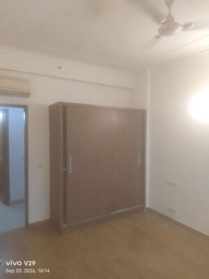 Room in 2 BHK Apartment at Central Park Belgravia Resort Residency, Sector 48 – for Rent