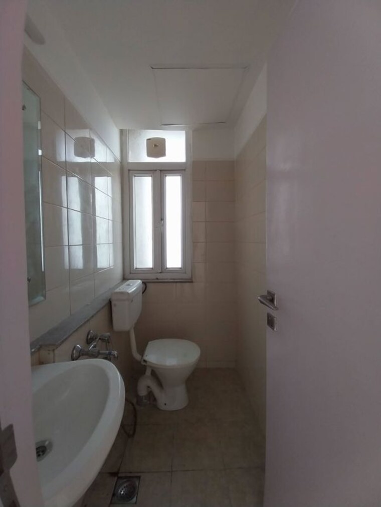 Bathroom, sector 22 3 Bedroom 1500 Sq.Ft. Builder Floor In Sector 22 Gurgaon 10704907