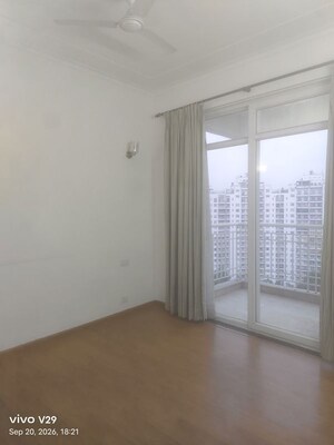 Room in 2.5 BHK Apartment at Central Park Resorts, Sector 48 – for Rent