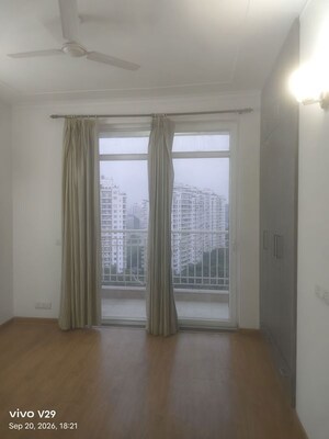 Room in 2.5 BHK Apartment at Central Park Resorts, Sector 48 – for Rent