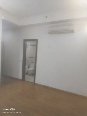 Room in 2.5 BHK Apartment at Central Park Resorts, Sector 48 – for Rent