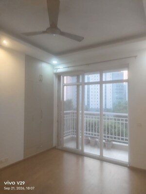 Room in 2.5 BHK Apartment at Central Park Belgravia Resort Residency, Sector 48 – for Sale