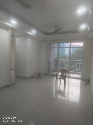 Room in 2.5 BHK Apartment at Central Park Belgravia Resort Residency, Sector 48 – for Sale