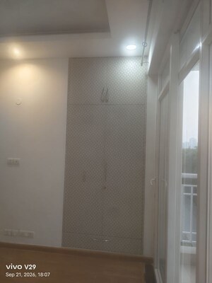Room in 2.5 BHK Apartment at Central Park Belgravia Resort Residency, Sector 48 – for Sale