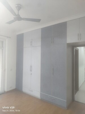 Room in 2.5 BHK Apartment at Central Park Belgravia Resort Residency, Sector 48 – for Sale