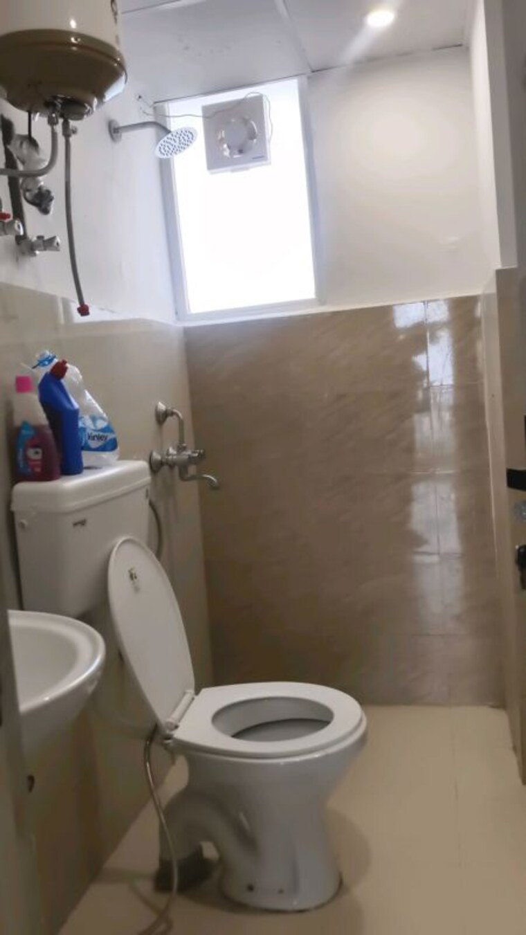 Bathroom, sector 21 3 Bedroom 1500 Sq.Ft. Builder Floor In Sector 21 Gurgaon 10704958
