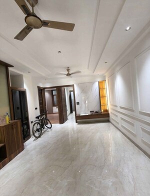 Parking in 3 BHK Builder Floor at Subhash Nagar – for Rent