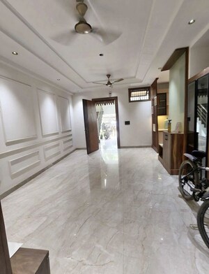 Parking in 3 BHK Builder Floor at Subhash Nagar – for Rent