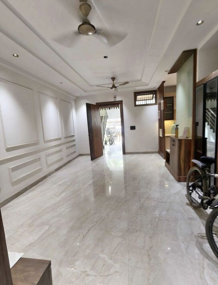  Parking, subhash nagar 3 Bedroom 130 Sq.Yd. Builder Floor In Subhash Nagar Delhi 10704974