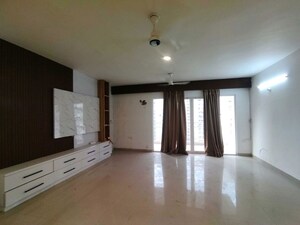 Room in 4 BHK Builder Floor at Sector 23a – for Rent