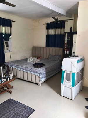 Room in Studio Builder Floor at Sant Nagar – for Rent