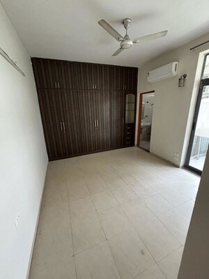 Room in 3 BHK Builder Floor at Sector 21 – for Rent