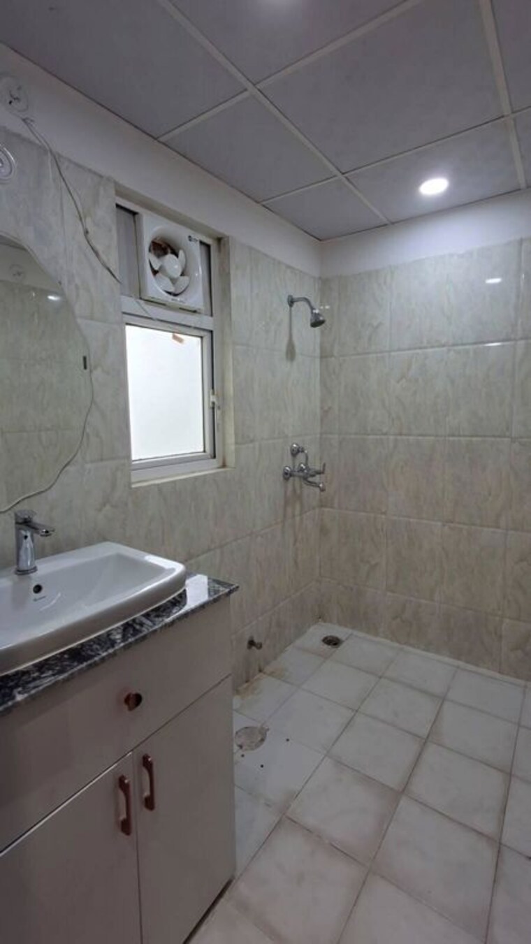 Bathroom, sector 21 3 Bedroom 1500 Sq.Ft. Builder Floor In Sector 21 Gurgaon 10705015