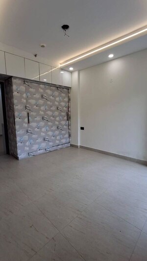 Room in 3 BHK Builder Floor at Sector 21 – for Rent