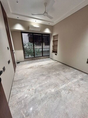 Room in 3 BHK Apartment at Bandra West – for Rent