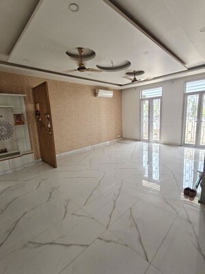 Room in 4 BHK Builder Floor at Sector 23a – for Rent