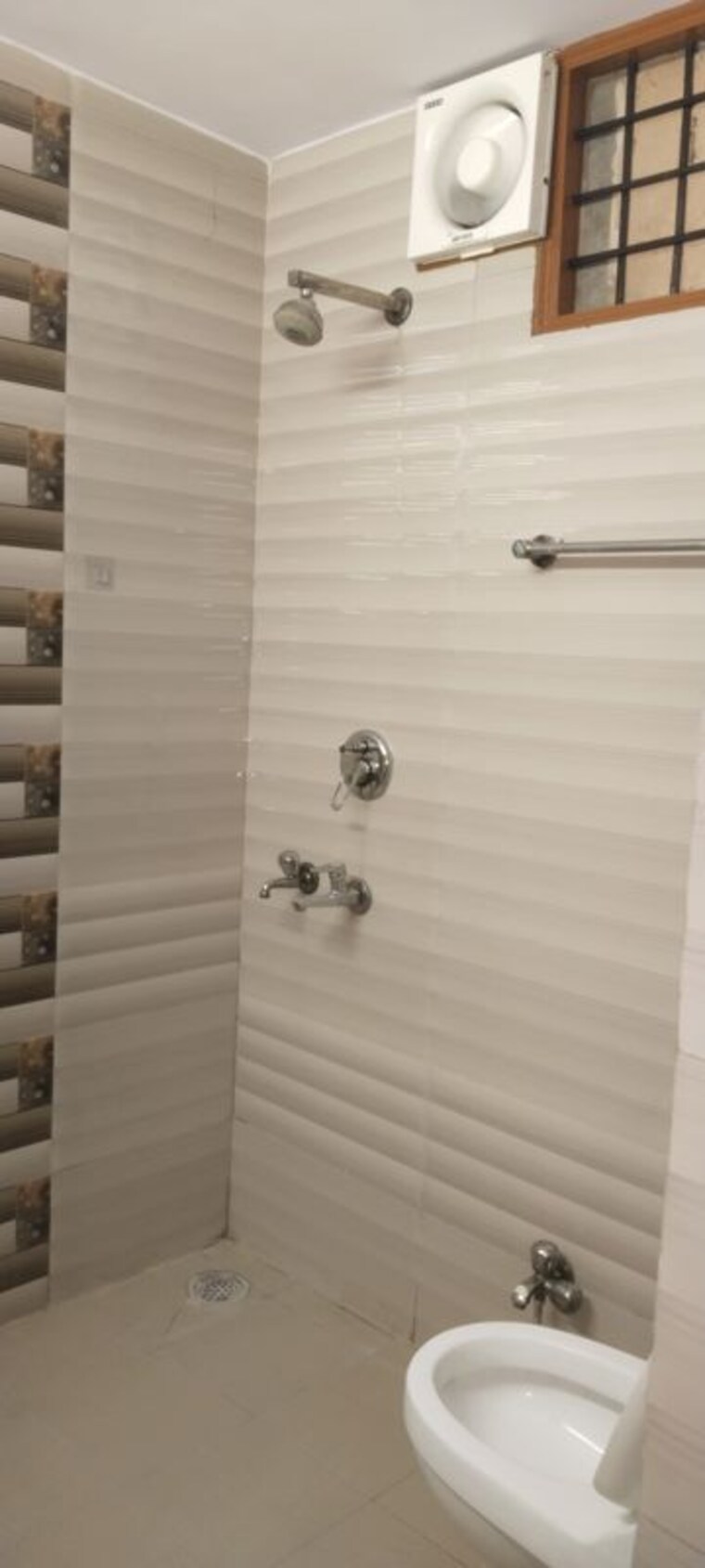 Bathroom, sarita vihar 6 Bedroom 20000 Sq.Ft. Apartment In Sarita Vihar Delhi 10705044