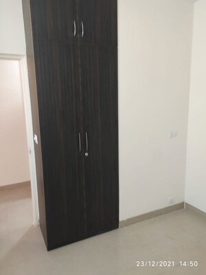 Room in 4 BHK Apartment at Emaar Emerald Floors Premier, Sector 65 – for Rent
