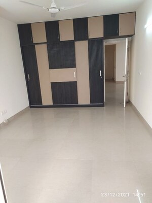 Room in 4 BHK Apartment at Emaar Emerald Floors Premier, Sector 65 – for Rent