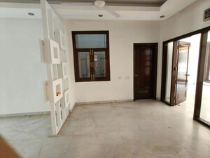 Room in 3 BHK Builder Floor at Defence Colony – for Rent