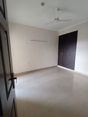 Room in 3.5 BHK Apartment at Paramount Floraville, Sector 137 – for Rent
