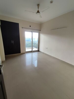 Room in 3.5 BHK Apartment at Paramount Floraville, Sector 137 – for Rent