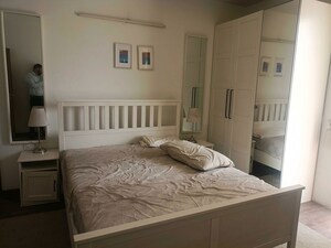 Bedroom in 4 BHK Builder Floor at Sector 21 – for Rent