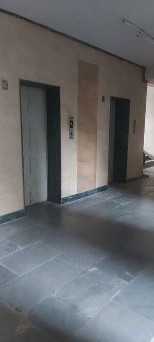 Lift in 3.5 BHK Apartment at Patparganj – for Sale
