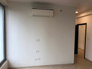 Room in 4 BHK Apartment at Oberoi Realty Esquire, Goregaon East – for Rent