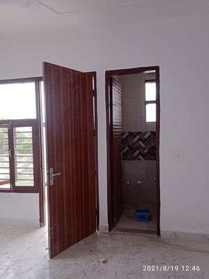 Room in 2 BHK Independent House at Sector 10a – for Rent